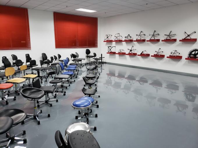 Schwarzer Polyurethan ESD-Cleanroom sitzt der 360 Grad-Schwenker-justierbarem Barhocker vor